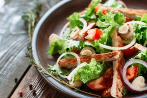 Putenstreifen-Salat mit Champignons und Erdnuss-Dressing