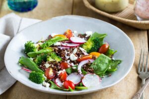 Salat mit Quinoa, Spinat, Brokkoli, Tomaten und veganem Feta