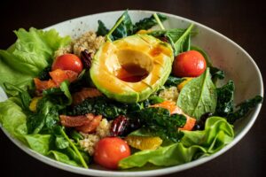 Salat mit Quinoa, Spinat, Grünkohl, Lachs und Avocado