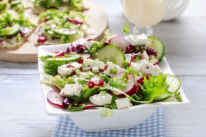 Radieschen-Salat mit Gurke und veganem Feta
