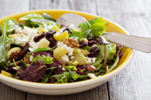 Salat mit Rhabarber und veganem Feta
