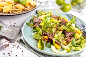 Rinderstreifen-Salat mit Mango und Ziegenfrischkäse-Dressing