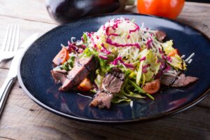 Salat mit Rinderfilet und rote-Bete-Dressing
