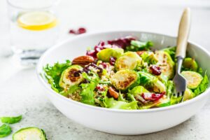 Salat mit Rosenkohl, Rosinen und Nüssen