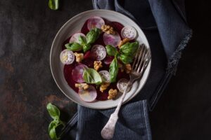 Salat mit Rote Bete, Radieschen und Walnüsse
