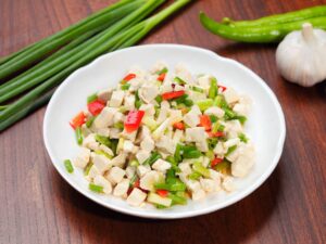 Salat mit Räuchertofu, Spargel und Paprika