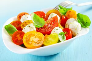 Salat mit Tomaten und Mondarella