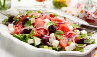 Wassermelonensalat mit Trauben, Gurke und Feta