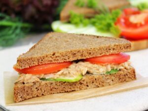 Thunfisch-Sandwich mit Gurke und Tomate