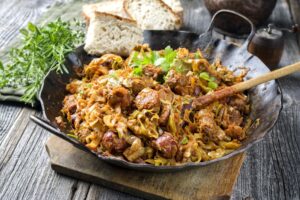 Sauerkraut-Eintopf mit Rindfleisch, Champignons und Mettwurst