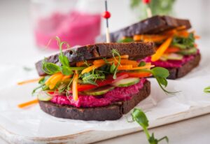 Schwarzbrot-Sandwich mit rote Bete-Creme und Gemüse