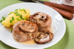 Schweinemedaillons mit Kartoffelbrei und Pilz-Sahne-Sauce