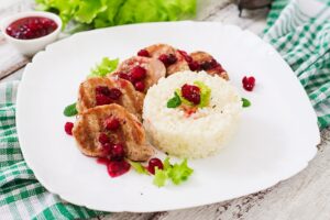 Schweinemedaillons mit Reis und Salat