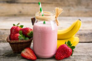 Joghurt-Milchshake mit Banane und Erdbeeren