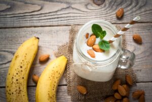 Joghurt-Milchshake mit Banane und Mandeln