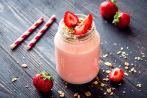 Milchshake mit Erdbeeren, Joghurt und Haferflocken