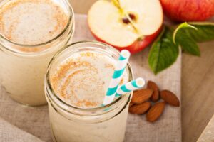 Joghurt-Smoothie mit Apfel und Mandeln