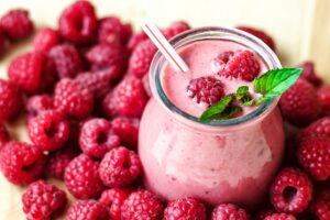 Joghurt-Smoothie mit Himbeeren und Cranberries