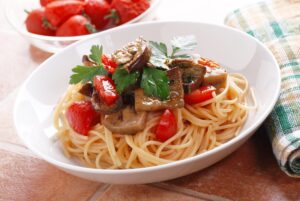 Spaghetti mit Aubergine und Tomate