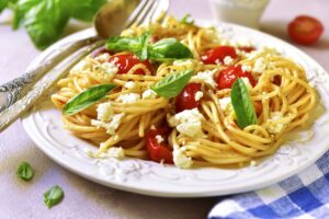 Kirchererbsen Spaghetti mit Kirschtomaten, Mozzarella und Anchovis