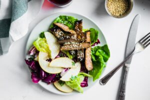 Salat mit Rinderstreifen, Birne und Sesam