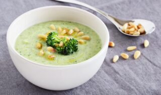 Suppe mit Hackfleisch, Kartoffeln, Brokkoli und Pinienkernen