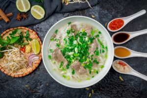 Suppe mit Mungobohnensprossen und Rindfleisch