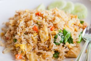 Thailändisches Tofu-Gemüse-Reisgericht