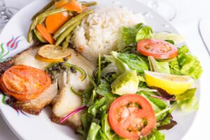 Tilapia mit Gemüse, Salat und Reis