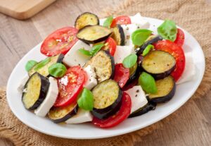 Tomaten-Mondarella-Salat mit Aubergine