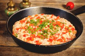 Mediterranes Omelett mit Tomaten und Paprika