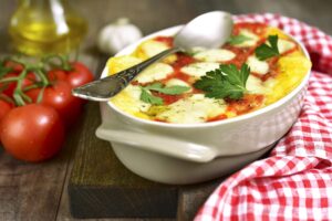 Überbackener Polenta-Auflauf mit Tomaten, Zucchini und Feta