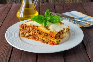 Vegane Lasagne mit Soja-Hackfleisch und Gemüse