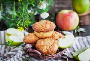 Apfel-Muffins mit Mandeln und Rosinen