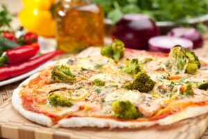 Pizza mit Lachs und Brokkoli