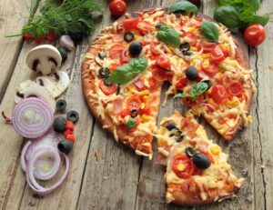 Schinken-Pizza mit Tomaten und Champignons