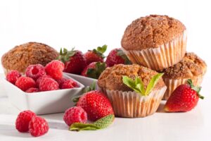 Vollkorn-Muffins mit  Erdbeeren und Himbeeren