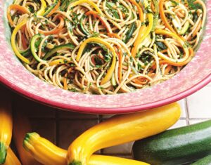Vollkornspaghetti mit Zucchini- und Möhrenstreifen
