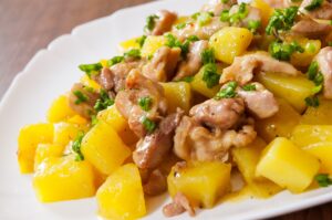 Warmer Kartoffel-Salat mit Curry-Pute