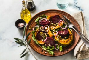 Warmer Salat mit Rote Bete, Kürbis und Kernen