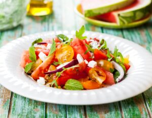 Wassermelonensalat mit Rucola, Tomaten und veganem Feta