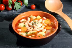 Weiße Bohnensuppe mit Kartoffeln und Gemüse