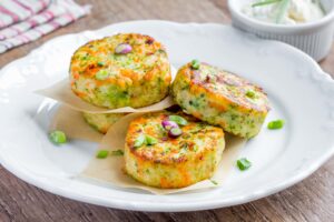 Zucchini-Lachsforellen-Frikadellen mit Joghurtdip