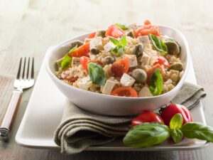 Reissalat mit Kapern, veganem Feta und Tomaten