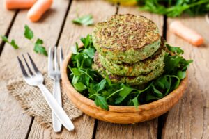 Brokkoli-Parmesan-Patties mit veganem Dip