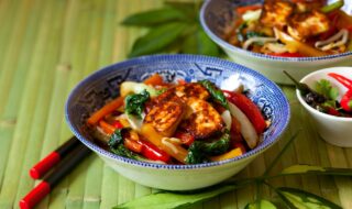 Asiatisches Tofu-Gemüsegericht