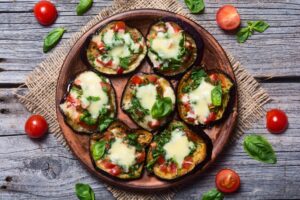 Auberginen-Pizzen mit Tomaten und veganem Mozzarella