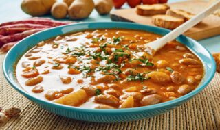 Bohnensuppe mit Kartoffeln und Möhren
