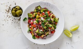 Brokkolisalat mit Paprika, Oliven und Walnüssen