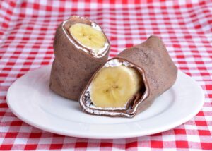 Schoko-Crêpe mit Banane und Frischkäse